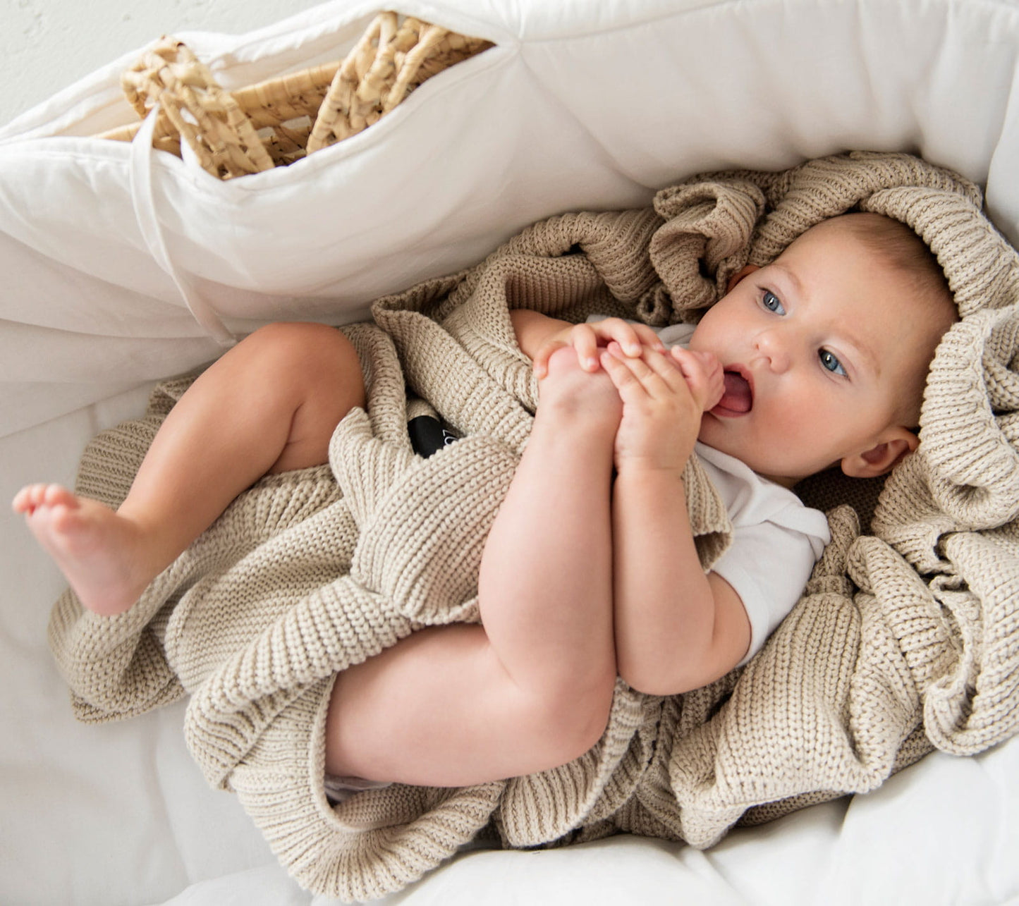 Soft bamboo baby blanket with a frill - Beige