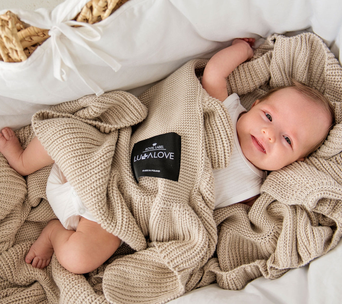 Soft bamboo baby blanket with a frill - Beige