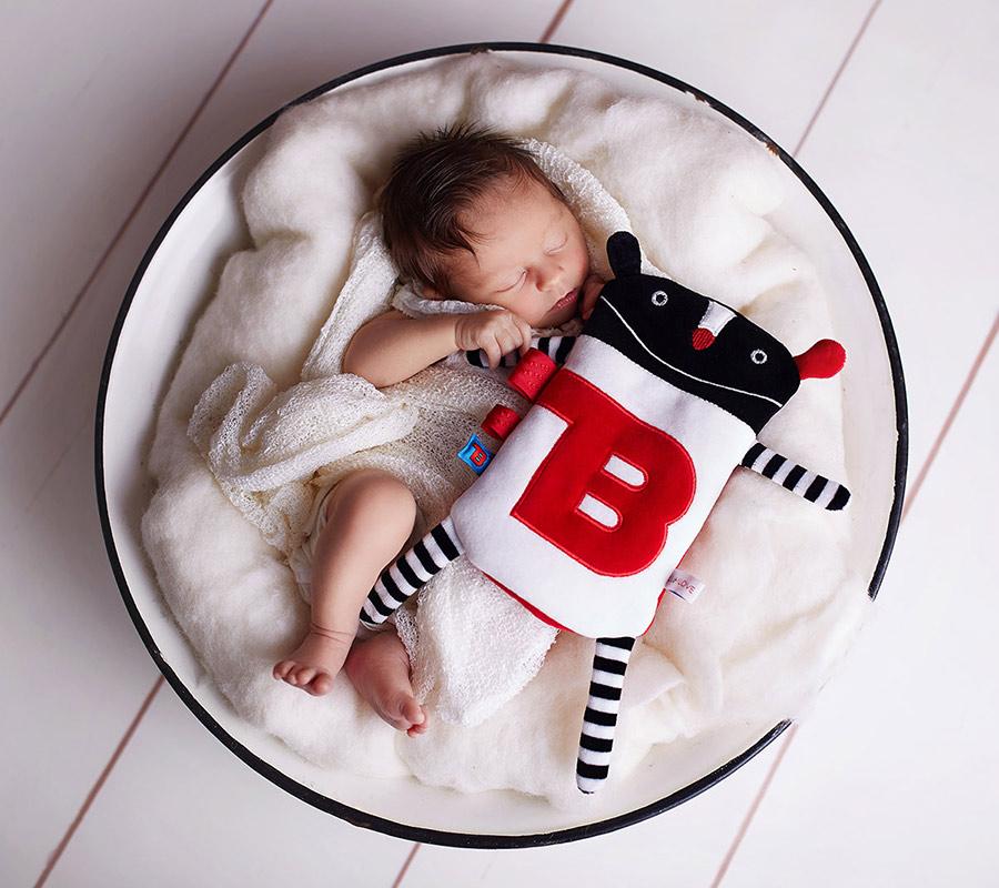 What is baby colic and how to help your baby settle