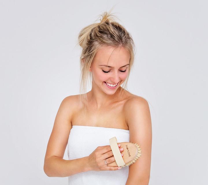 Massage with a massaging brush