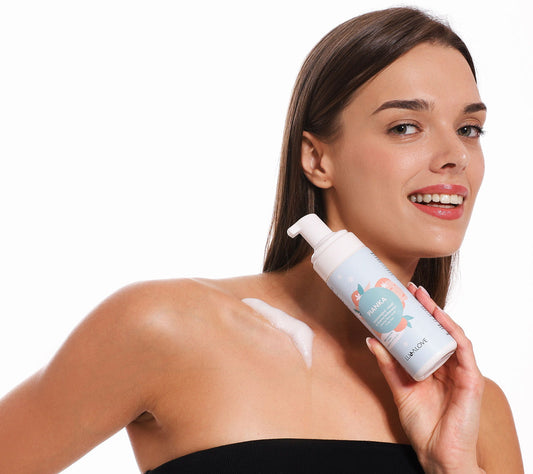 Cleansing face foam with neroli and tea tree oil