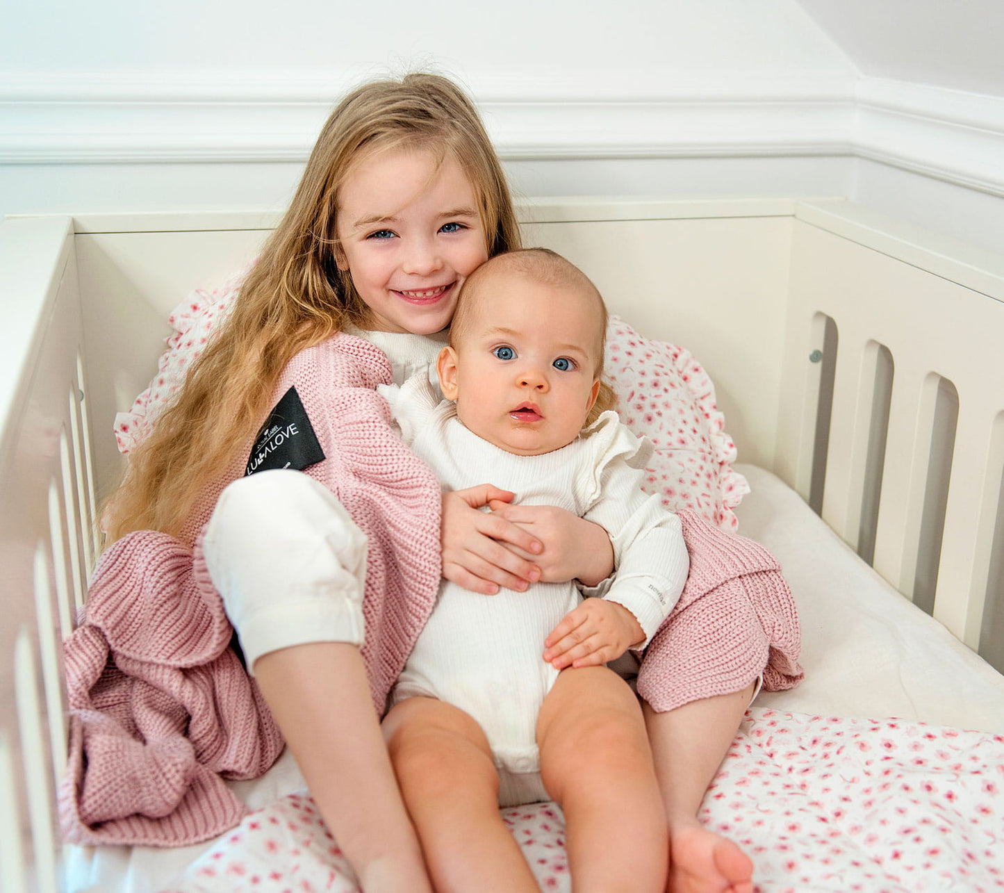 Soft bamboo baby blanket with a frill - Powder pink