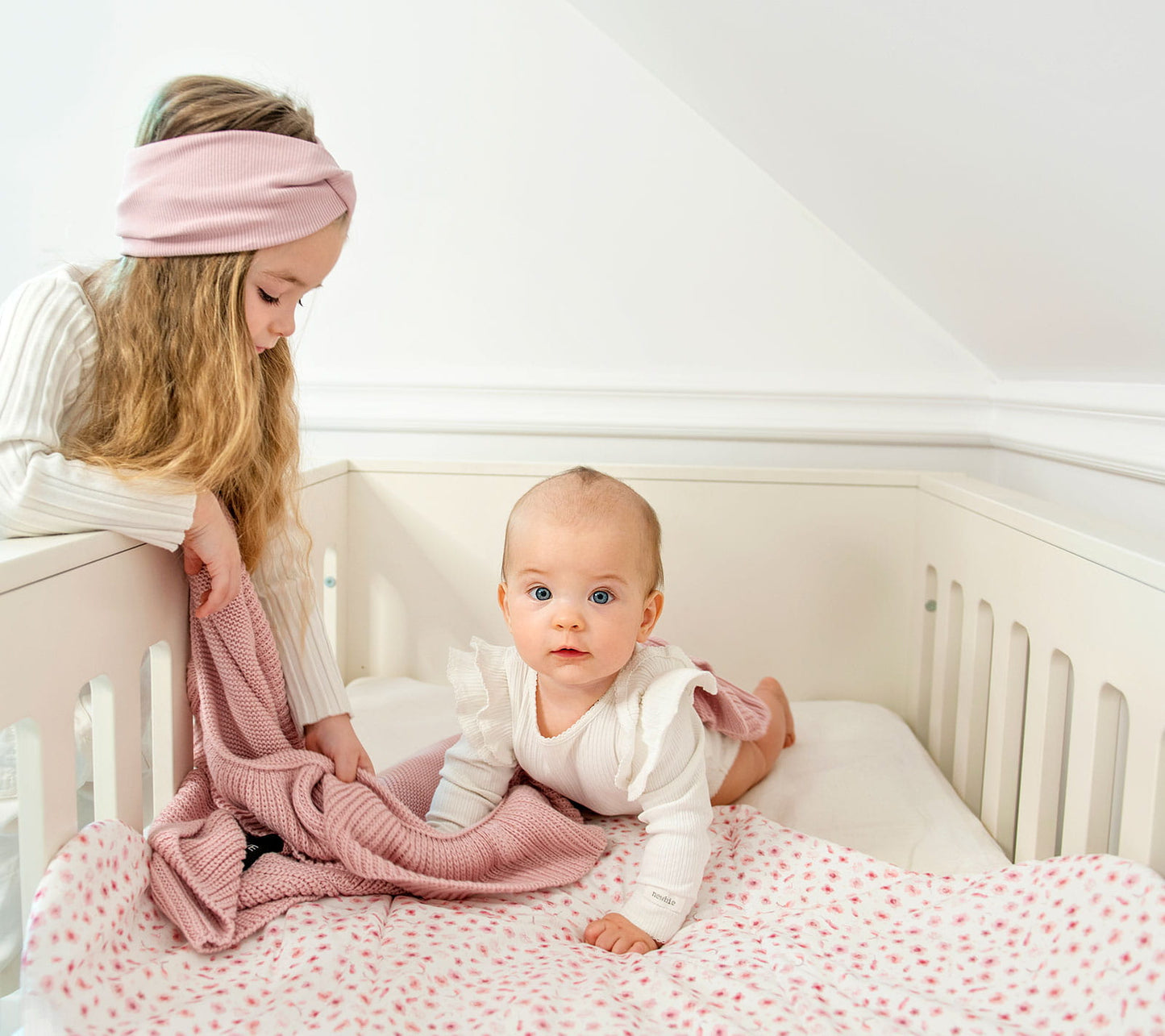 Soft bamboo baby blanket with a frill - Powder pink