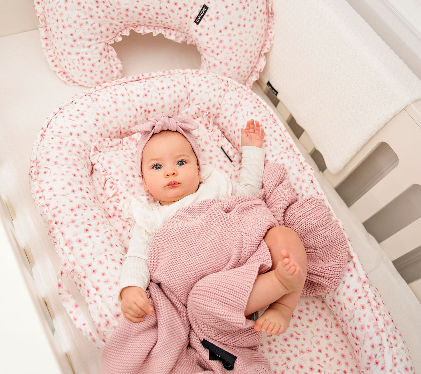 Soft bamboo baby blanket with a frill - Powder pink