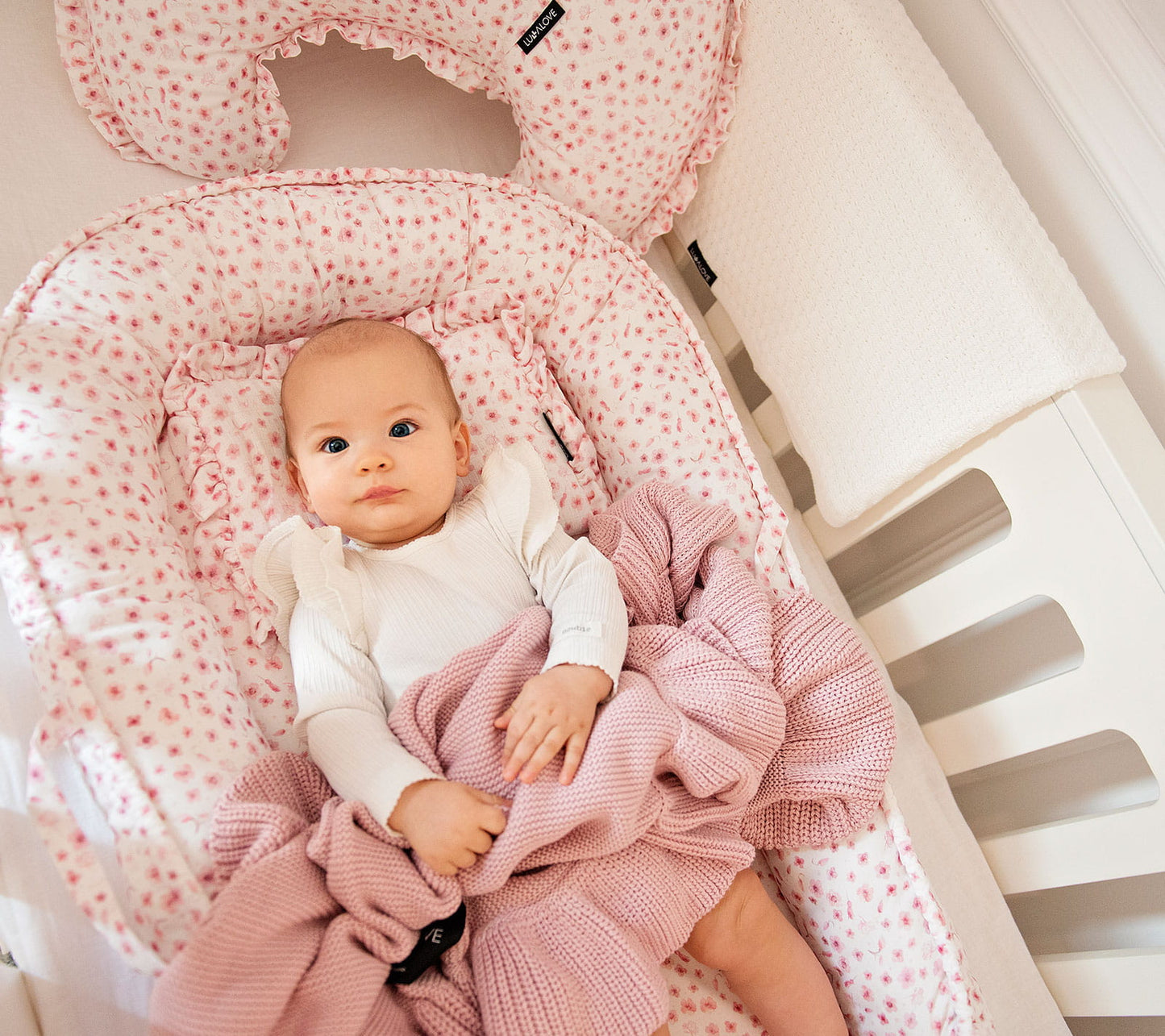 Soft bamboo baby blanket with a frill - Powder pink