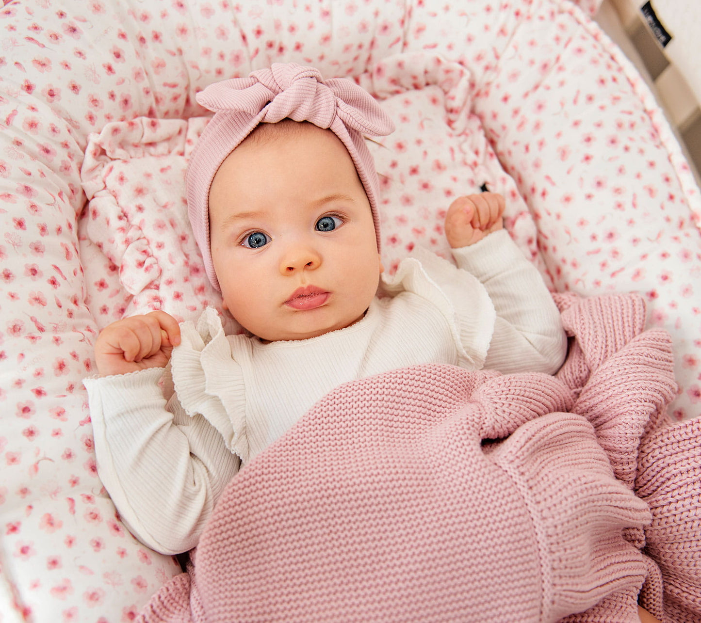 Soft bamboo baby blanket with a frill - Powder pink
