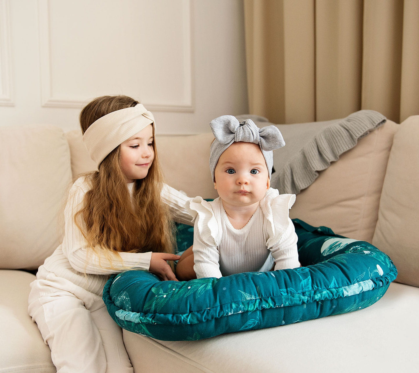 Soft bamboo baby blanket with a frill - Grey