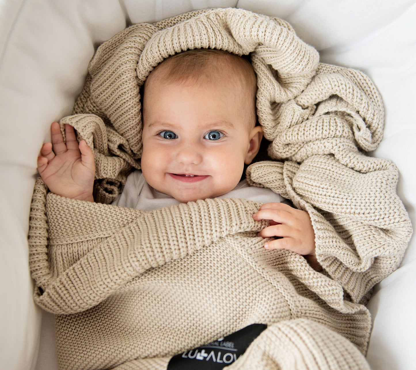 Soft bamboo baby blanket with a frill - Beige
