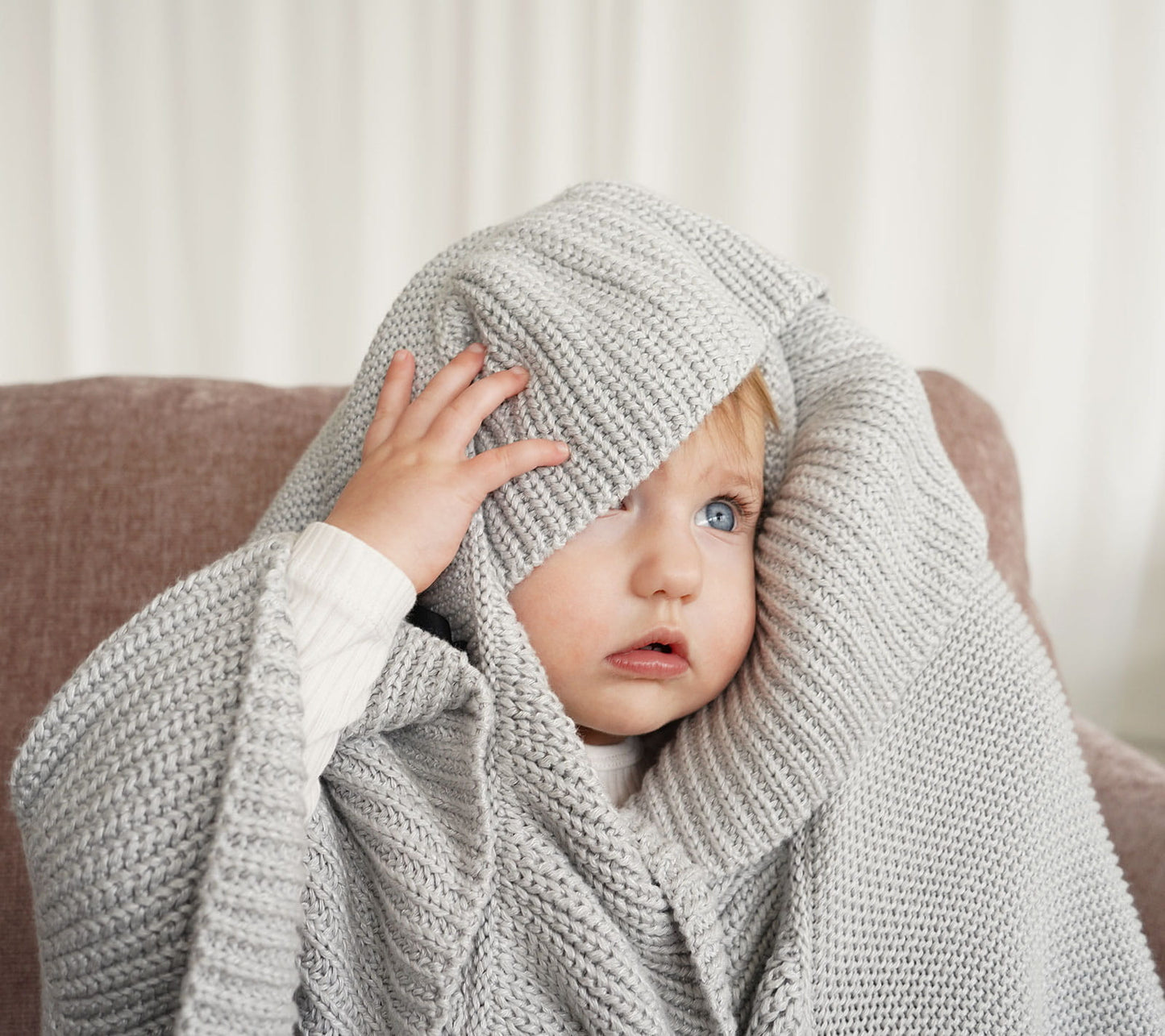 Soft bamboo baby blanket with a frill - Grey