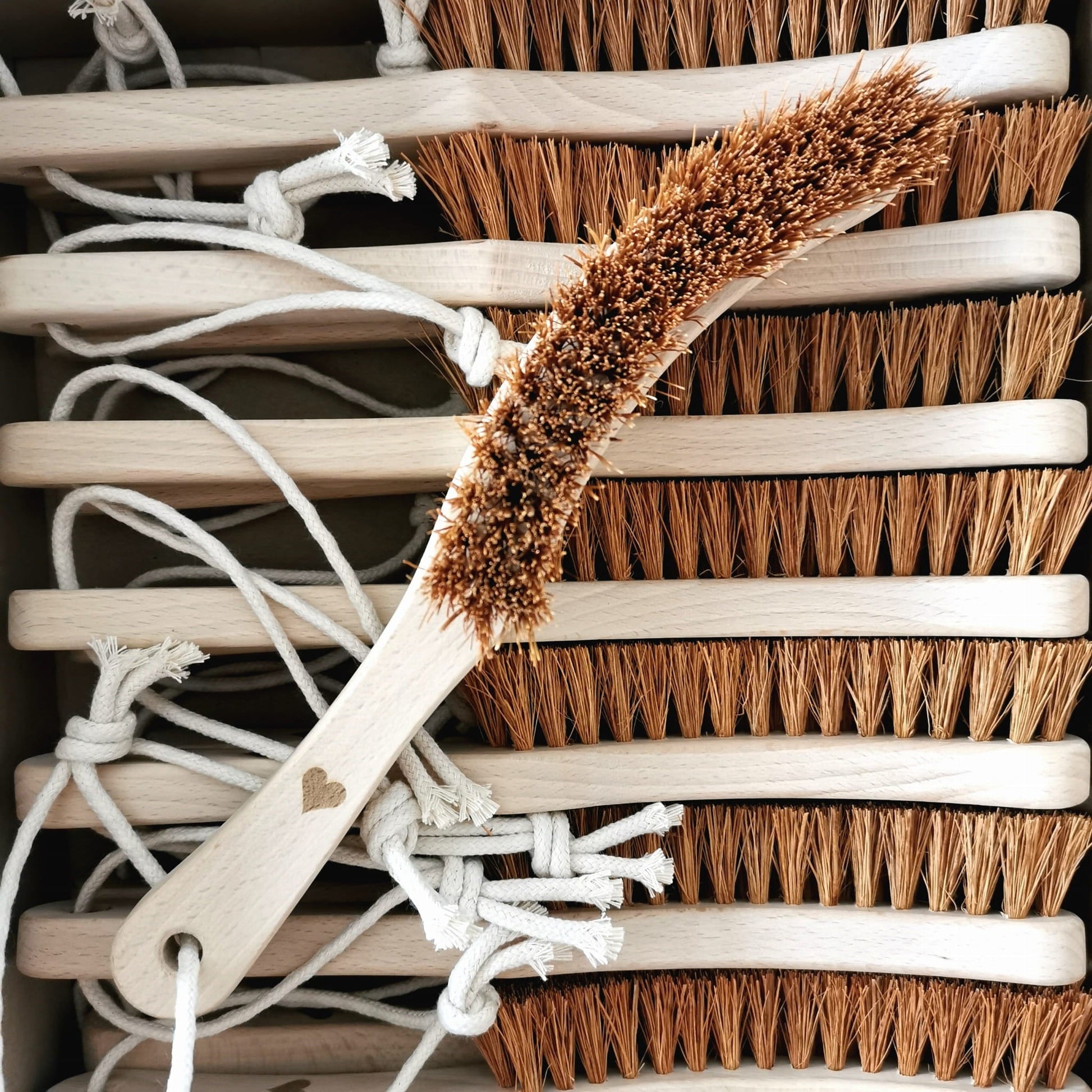 Sharp coconut body brush with a handle Brush Lullalove 