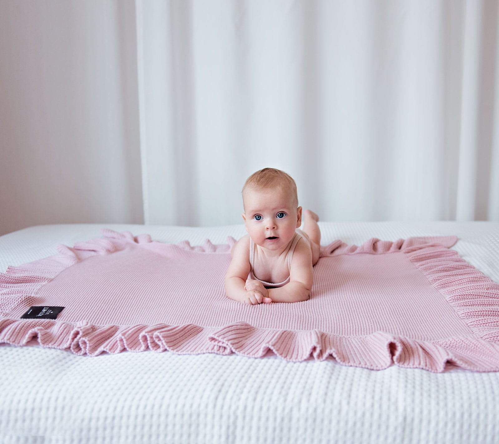 Soft bamboo baby blanket with a frill - Powder pink Blanket Lullalove UK 